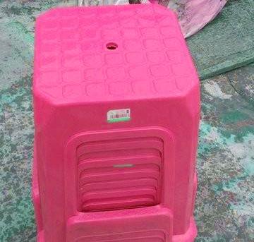 塑料凳子为什么中间有个洞,塑料凳子中间有个洞能放屁吗