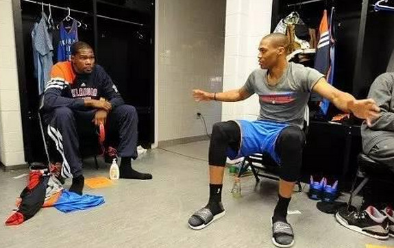 韦德和詹姆斯拥抱照片,詹姆斯韦德热火更衣室