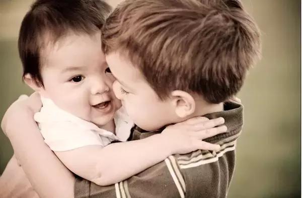 看到校园里陌生的异性同学狼狈淋雨，你会主动帮忙吗？