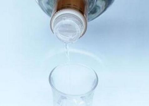 白酒里的黑色的沉淀物有害吗,白酒时间长了有沉淀物能喝吗