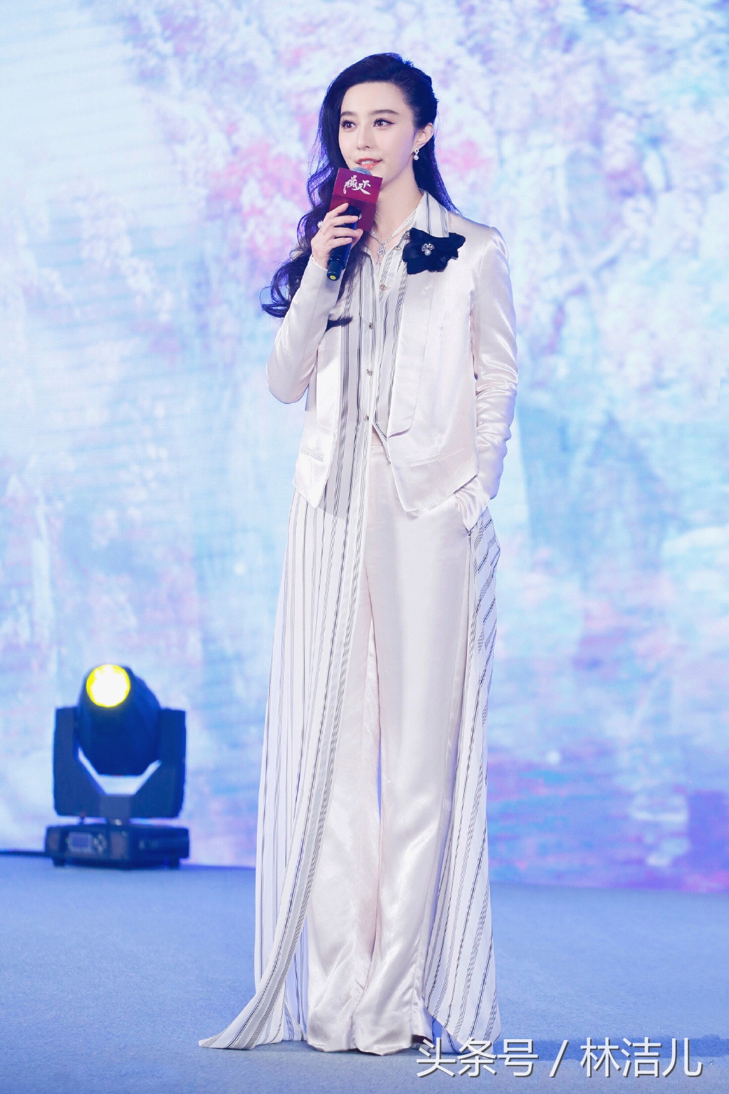 裙子和裤子哪个更时髦,今年流行穿裙子裤子超级时髦