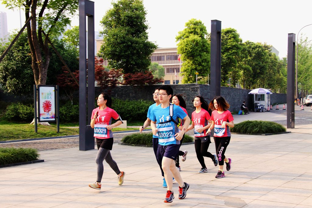 环球同跑迎校庆，清华校友锦城湖畔展英姿（原创）
