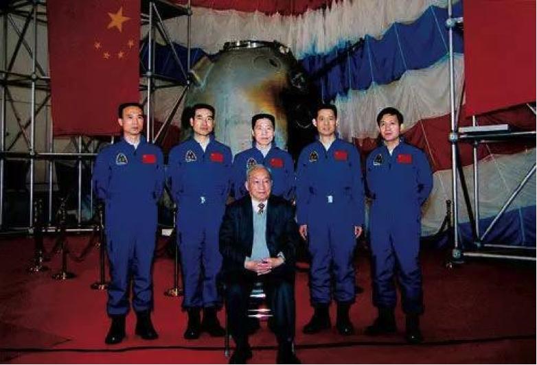 她把自己放得很低很低，把对丈夫和孩子的挚爱举得很高