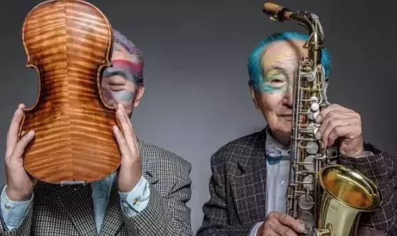 别跟老人比时髦，别不信，你老了可未必有他们会玩