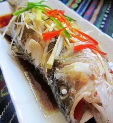清蒸鱼的各类做法什么鱼清蒸好吃,这才是清蒸鱼的正确做法鲜嫩可口