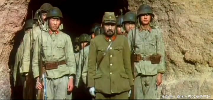 八路军收尸队发现躲在山洞吃人肉不投降的鬼子，银熊奖零拷贝电影