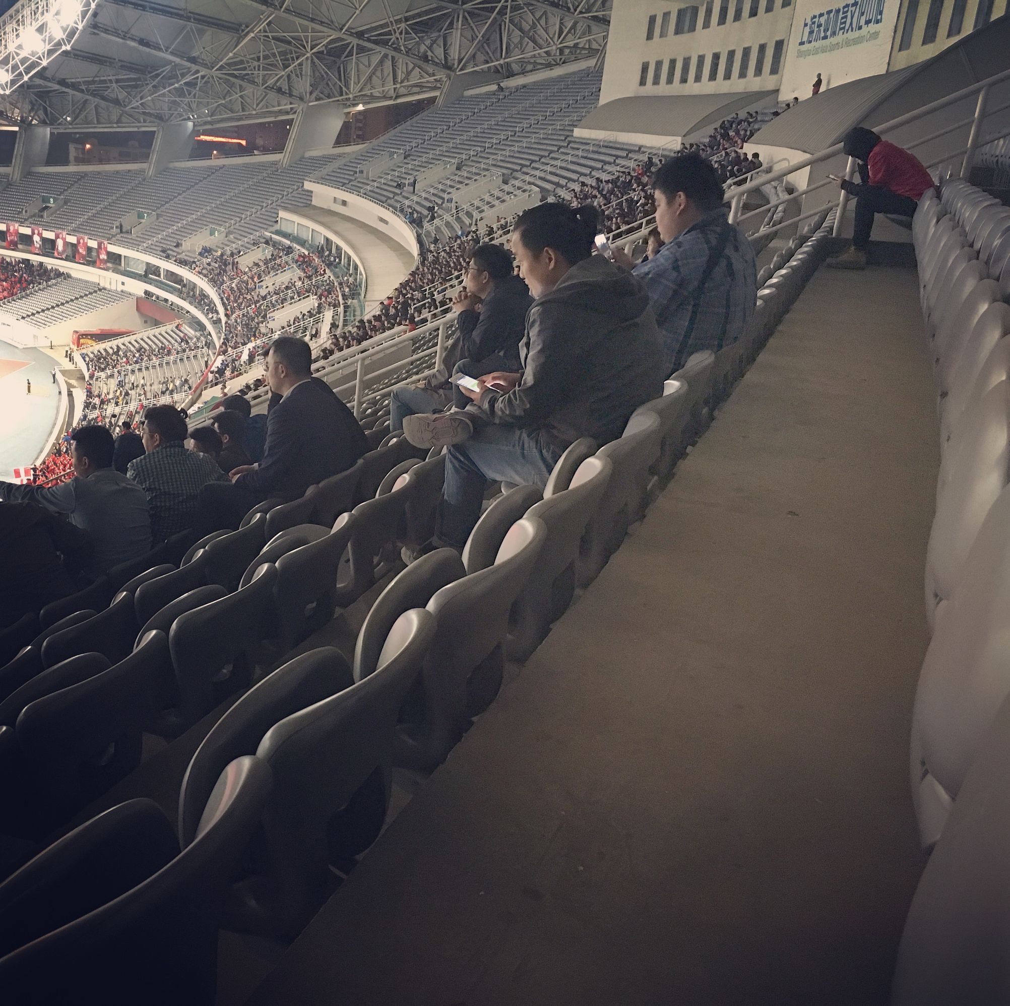 上海上港和上海申花用一个主场吗,上港和申花有什么区别