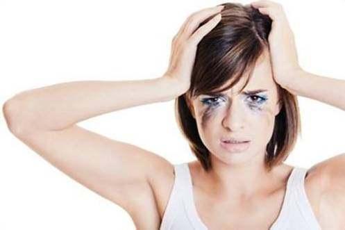 浮粉和正常妆的区别,卡粉和浮粉是什么样的