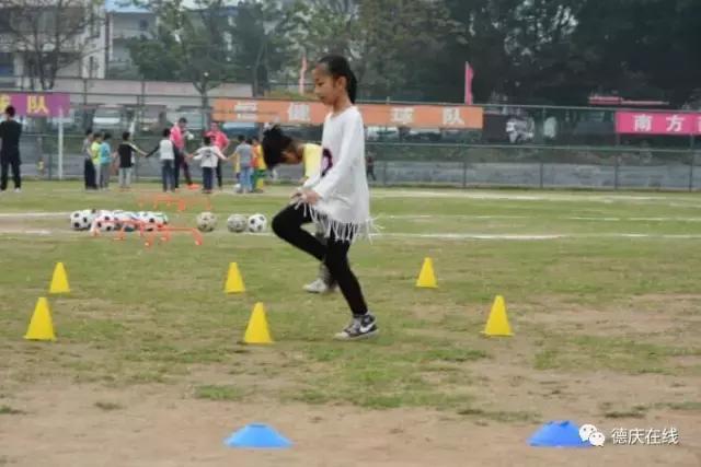 小孩学踢足球视频,小朋友学踢足球视频
