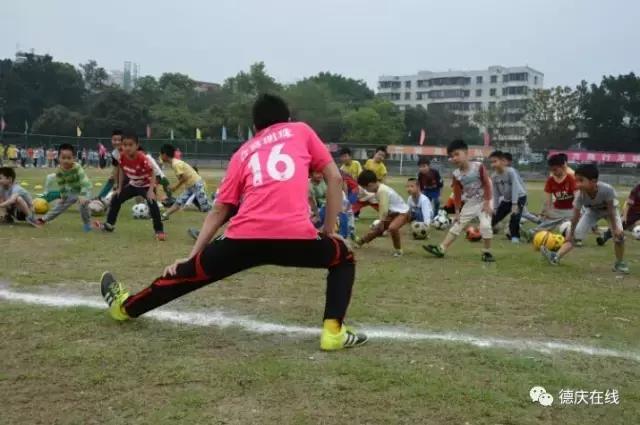 小孩学踢足球视频,小朋友学踢足球视频