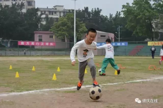 小孩学踢足球视频,小朋友学踢足球视频
