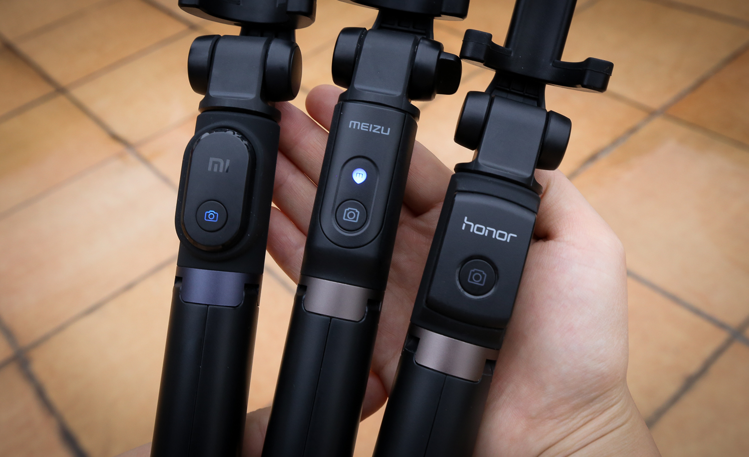 荣耀和小米手机哪个拍照更好,魅族蓝牙自拍杆评测