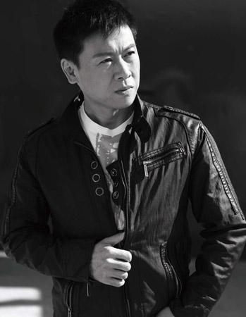 第一代岩男郎凭一剧爆红，出道30年零绯闻，和美妻恩爱25年