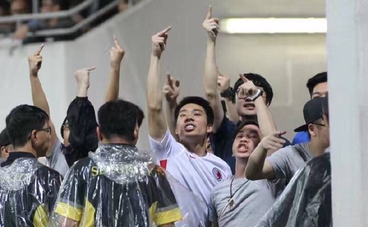 被恒大胖揍，香港东方球员球迷7大行为丢人现眼，没姿态输不起！