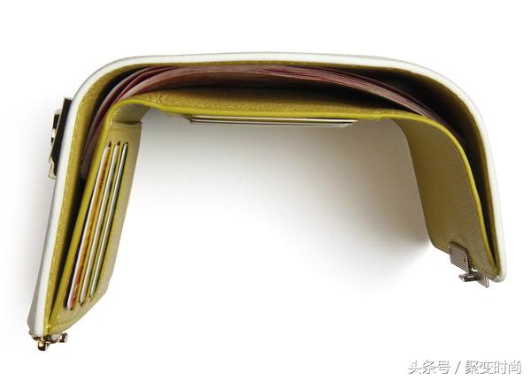 当遇上米色珍珠鱼皮具，珍珠鱼皮革的珍珠光彩才终于名副其实