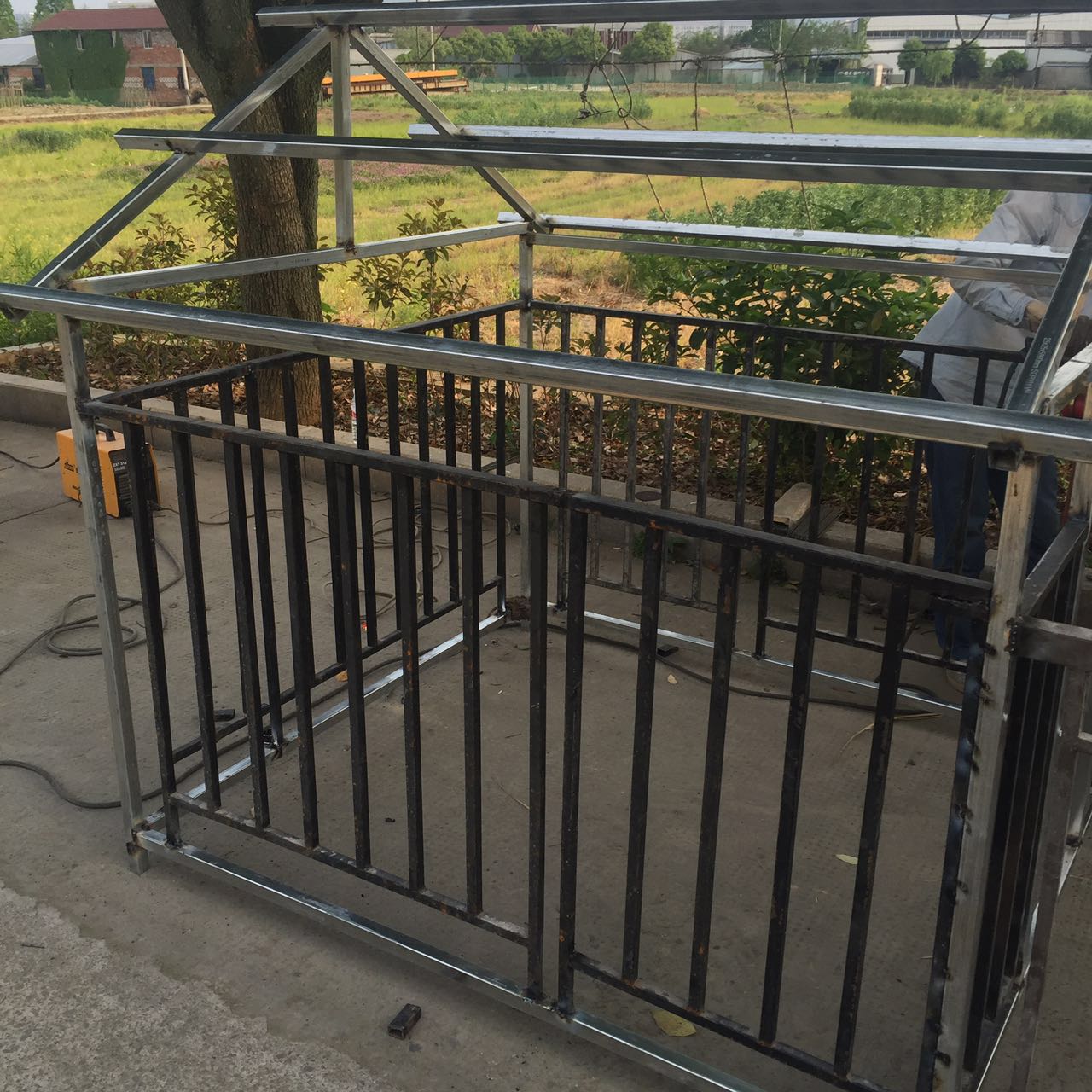 怎么给狗狗做个简易的狗窝,如何自制狗狗户外防雨大型狗窝