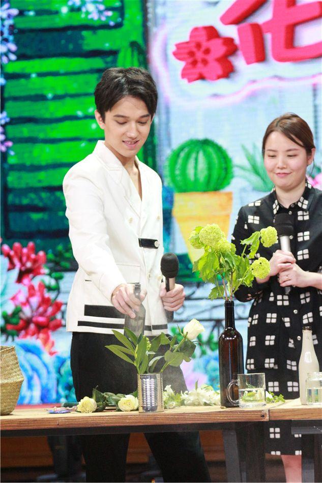 迪玛希献花周冬雨,周冬雨和迪玛希插画