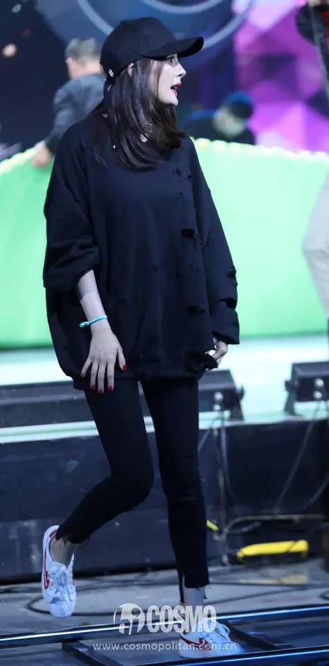 时髦破衣服,今年最流行的破洞上衣