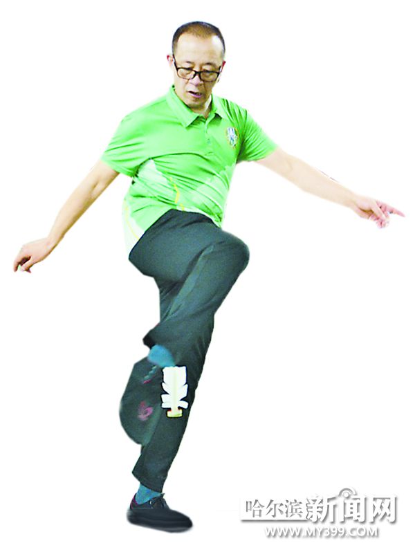 老顽童玩空竹杂技,花式足球老顽童