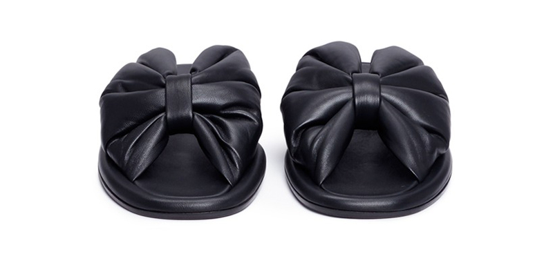 我们为你挑了8双拖鞋，这个夏天它是你最舒适也最时髦的装备