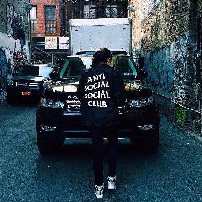 5分钟赚100万美金的潮流单位，幕后主脑竟然是一个不受欢迎的怪人？