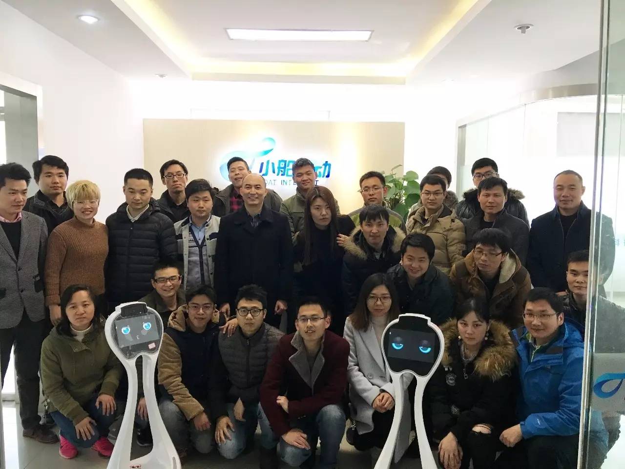 一句“可乐帮帮忙”，唤醒轻量级导购机器人