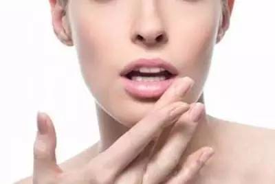 唇纹深要如何改善正常的唇纹图片,别让唇纹和唇色出卖了你的年龄