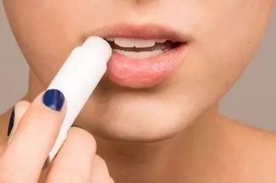 别让嘴唇纹暴露了你的年龄,淡化唇纹超级有效的方法