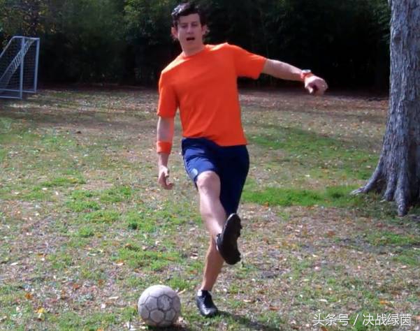 足球外脚背射门教学,足球怎样练习非惯用脚长传