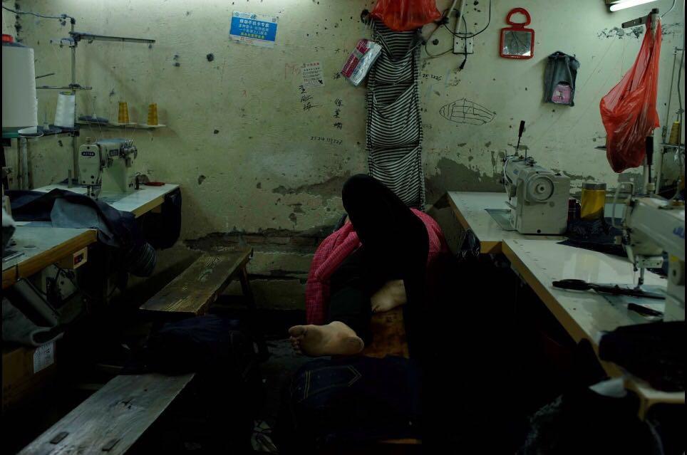 浙江台州洪南中路童装厂,童装车间上班的工人