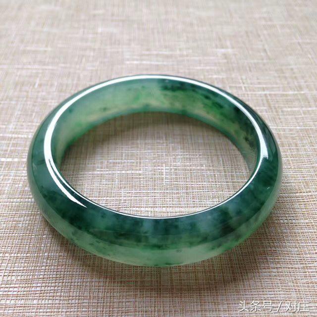 翡翠手镯戴在左手好还是右手,翡翠手镯是戴左手好还是戴右手好