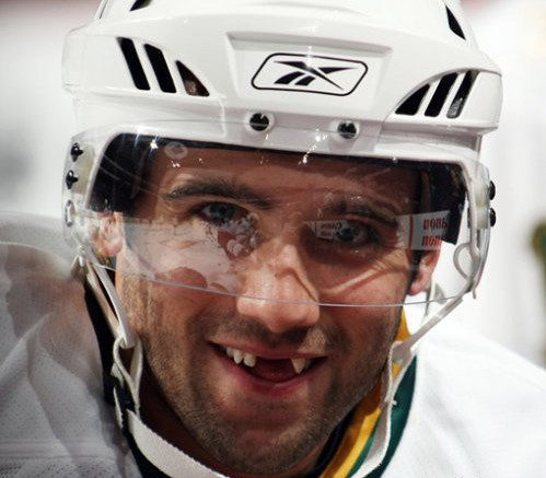 冰球赛为何经常变成拳击赛,冰球变成拳击赛