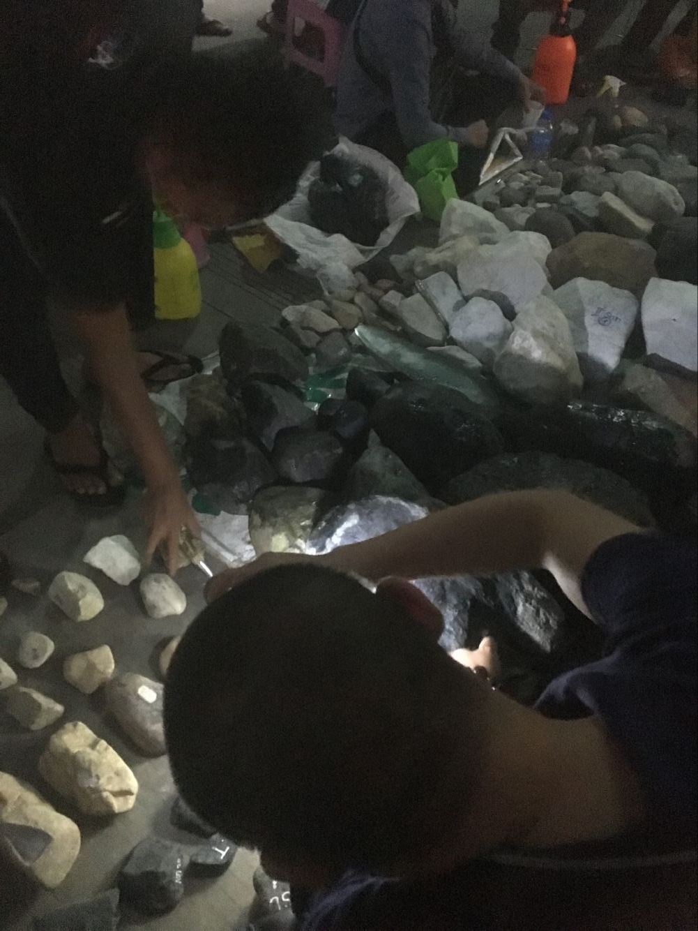 云南瑞丽德龙国际珠宝城全景,瑞丽德隆国际珠宝夜市