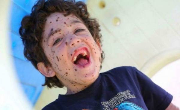 妈妈为孩子鼓励加油,妈妈鼓励孩子涂颜色