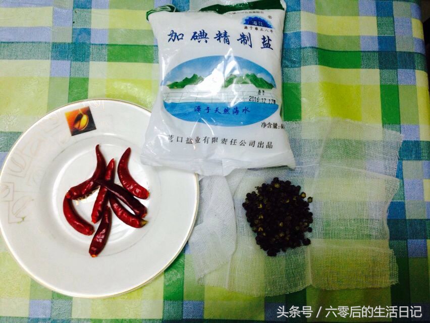 如何用吃剩的泡菜水腌泡菜,腌制泡菜上面有一层白沫怎么处理