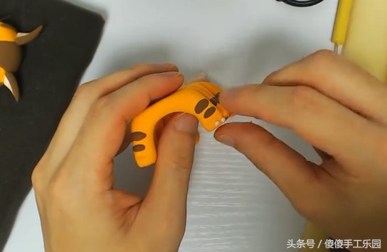 创意diy粘土制作,还记得宫崎骏动画里的(龙猫)猫巴士吗