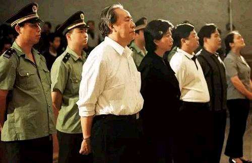 他是中国第一代首富，三度被抓入狱曾用罐头换来四架大飞机！