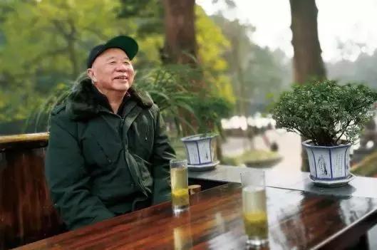 他是中国第一代首富，三度被抓入狱曾用罐头换来四架大飞机！