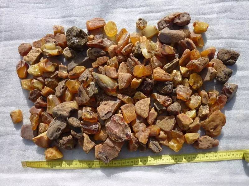 鉴别蜜蜡原石真假的最简单方法,蜜蜡原石和打磨过蜜蜡的区别