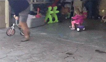 妹子被小龙虾夹,妹子被螃蟹夹了