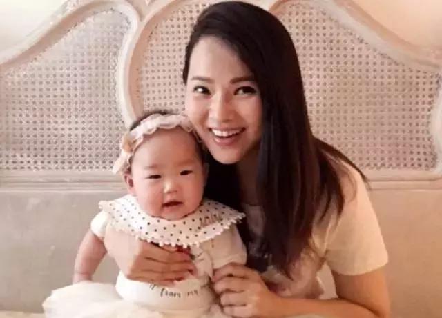 妈妈是超人伊能静妈妈抱米粒,妈妈是超人伊能静抱大儿子