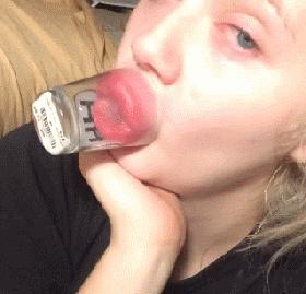 小朋友，你才多大呀？就敢搞鸡！妈妈同意了吗？