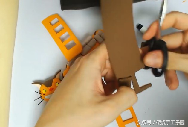 创意diy粘土制作,还记得宫崎骏动画里的(龙猫)猫巴士吗