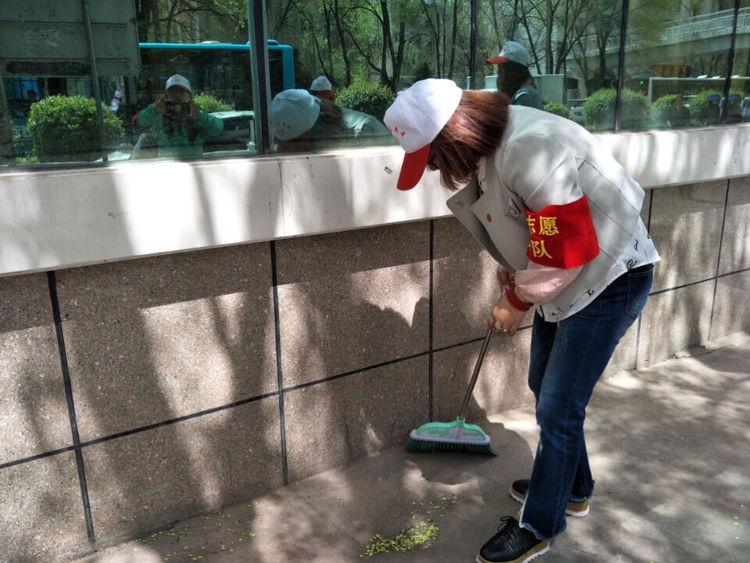 西宁十里铺小学践行*党**员先进性清洁校园做楷模