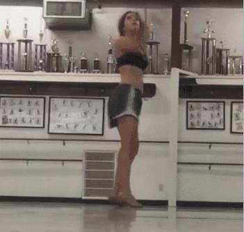 美女你这身材，玩这个动作是不是太危险了