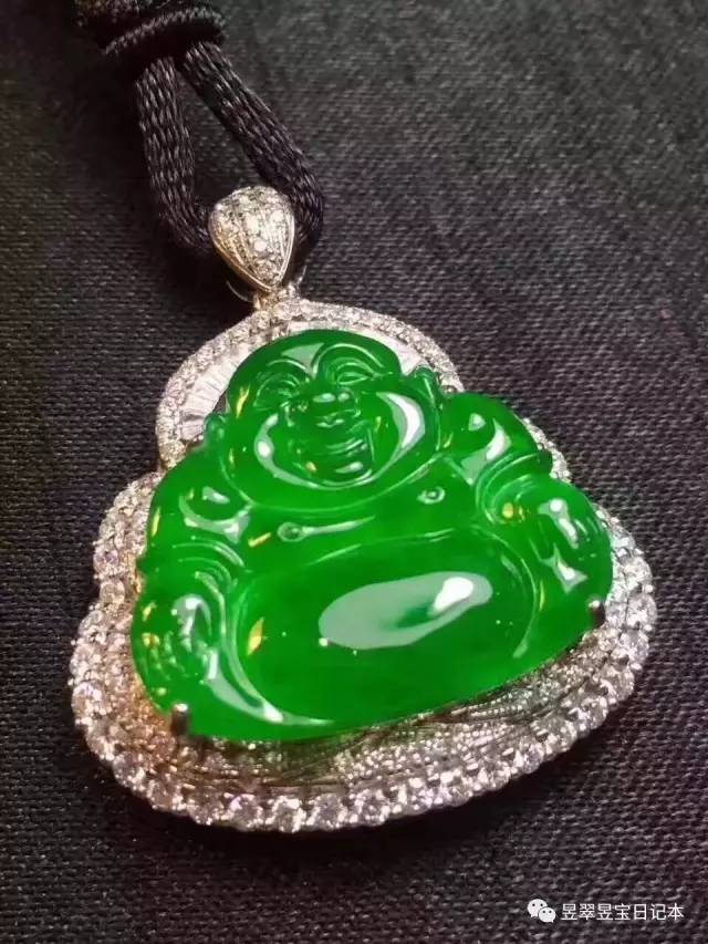 翡翠佳名世共稀,佛堂高下巧相宜