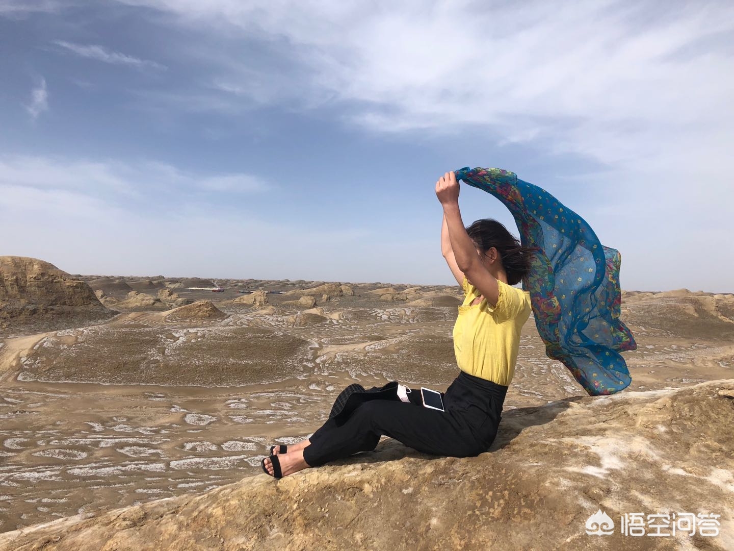 阿姨们照相戴7条丝巾,阿姨们为什么喜欢丝巾拍照