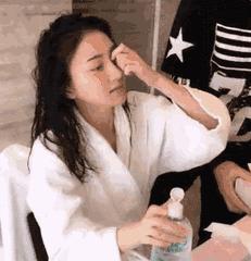 Madam问答室丨20岁眼霜，鹅蛋脸墨镜，上妆卡粉，平价修容盘，化眼线进眼睛