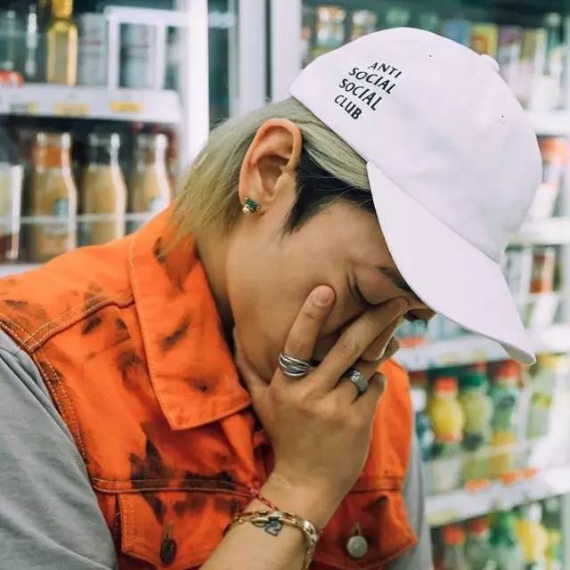 5分钟赚100万美金的潮流单位，幕后主脑竟然是一个不受欢迎的怪人？