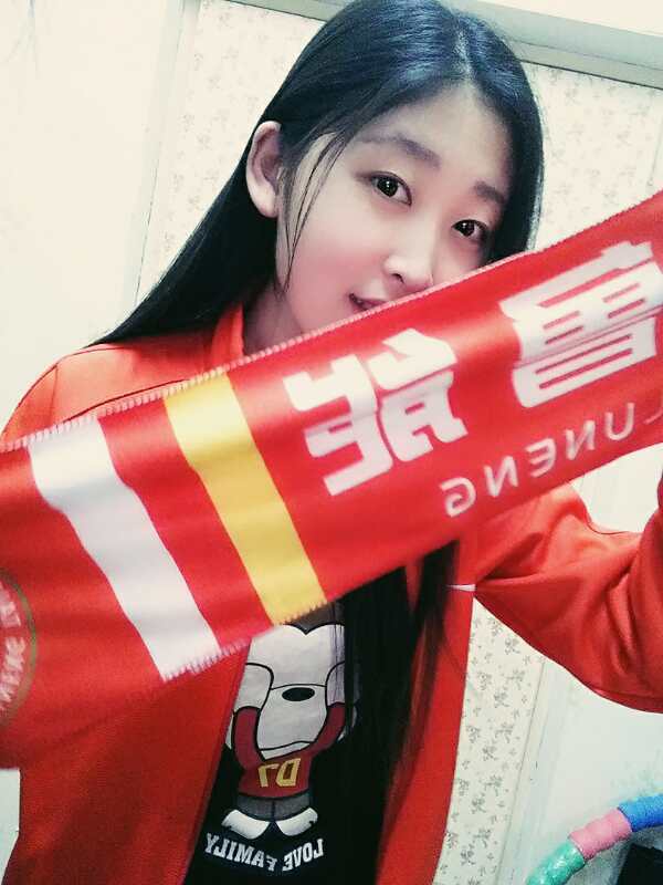 女球迷专访|因爸爸做鲁蜜美女大学生的一路忠橙